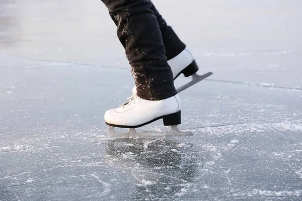 Jeune femme patinage sur glace en plein air — Photo