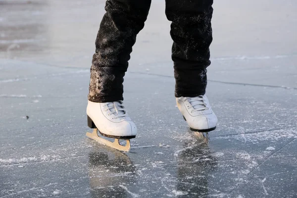 Jeune femme patinage sur glace en plein air — Photo