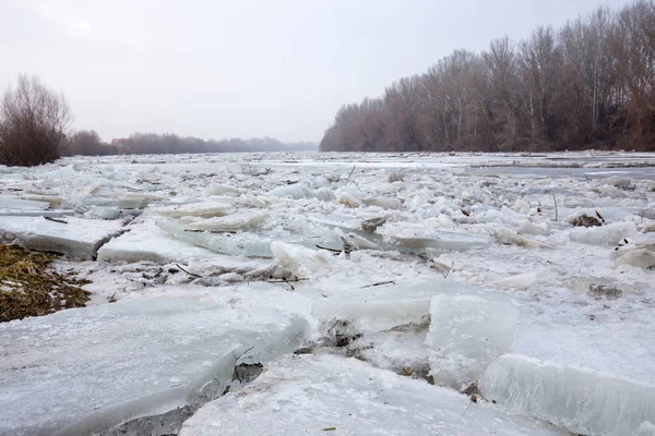 Alluvione primaverile, banchi di ghiaccio sul fiume — Foto Stock