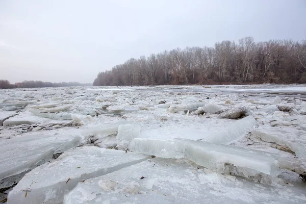 Alluvione primaverile, banchi di ghiaccio sul fiume — Foto Stock