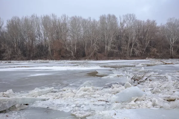 Alluvione primaverile, banchi di ghiaccio sul fiume — Foto Stock