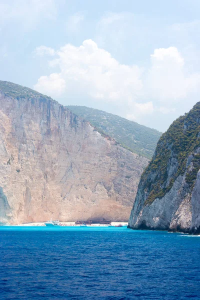 Navagio Beach en la isla de Zakynthos en Grecia — Foto de Stock