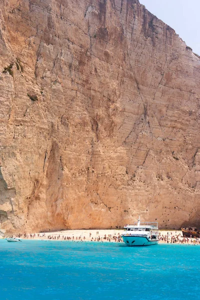 Navagio Beach en la isla de Zakynthos en Grecia — Foto de Stock