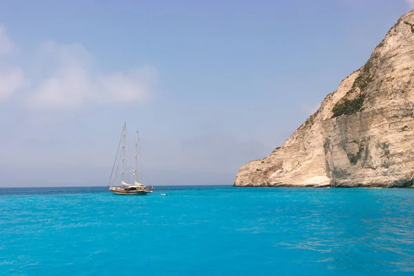 Navagio Beach en la isla de Zakynthos en Grecia — Foto de Stock