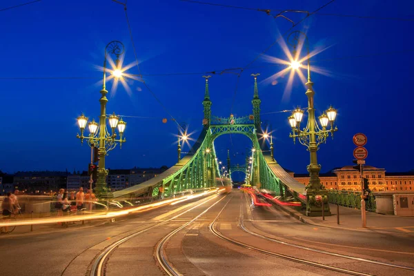 自由桥梁和移动的交通在夜灯 布达佩斯 匈牙利 — 图库照片