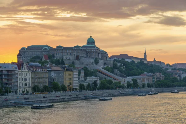 Budapest slott vid solnedgången, Ungern — Stockfoto