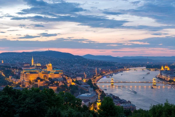 Kasteel van Boedapest bij zonsondergang, Hongarije — Stockfoto