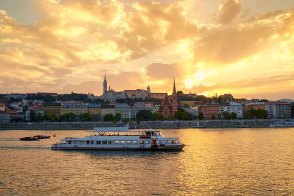 Bella vista sulla capitale ungherese, Budapest . — Foto Stock