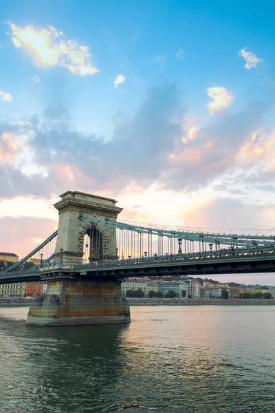 Ponte a catena sul Danubio nella città di Budapest — Foto Stock