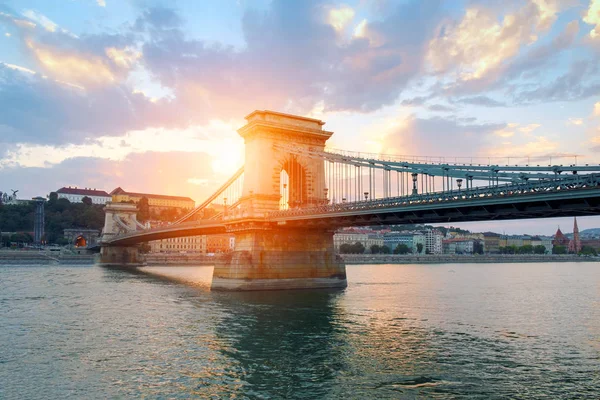 Chain bridge på floden Donau i Budapest city — Stockfoto