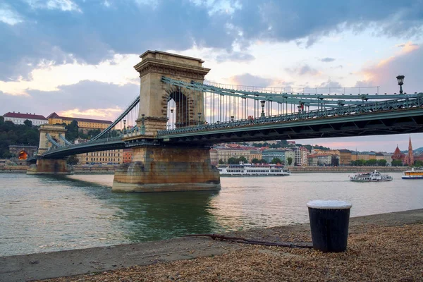 Ponte a catena sul Danubio nella città di Budapest — Foto Stock