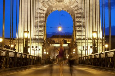 Szechenyi Chain Bridge (Szechenyi Lanchid) gece şehir Budapeşte, Macaristan.