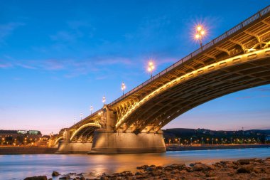 Alacakaranlıkta Margaret Bridge'de Budapeşte 