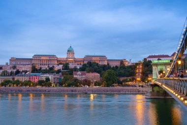 Budapeşte zincir köprü ve Kraliyet Sarayı gece