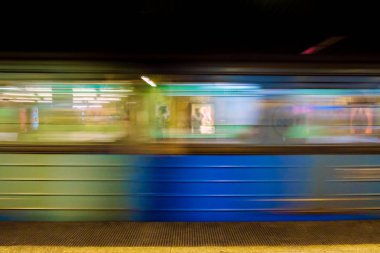 Metro treni varış bulanık görüntü.