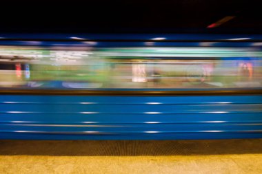Metro treni varış bulanık görüntü.