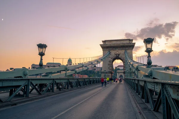 Ketting brug over de rivier Donau in Budapest city — Stockfoto