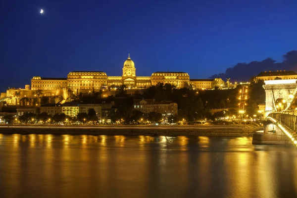 Az éjszakai Budapest Lánchíd és a királyi palota — Stock Fotó