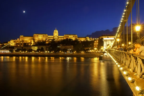 Budapešť Řetězový most a královský palác v noci — Stock fotografie