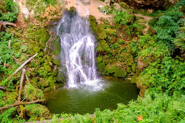 Vacker skog vattenfall — Stockfoto