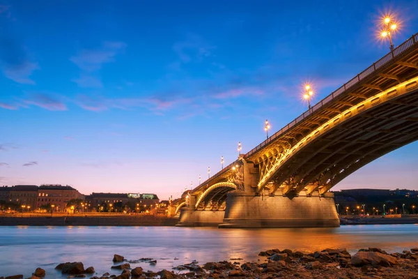 Alacakaranlıkta Margaret Bridge'de Budapeşte — Stok fotoğraf