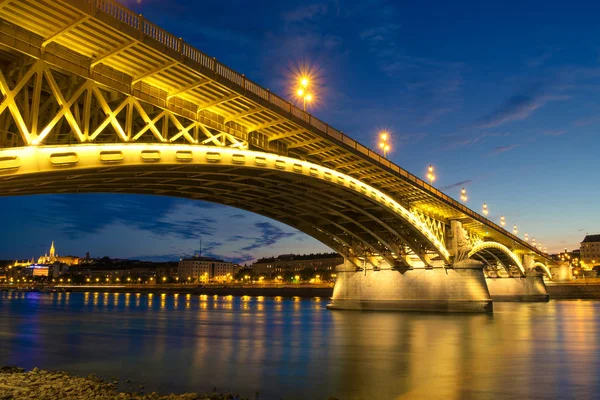Γέφυρα της Μαργαρίτας σούρουπο στη Βουδαπέστη — Φωτογραφία Αρχείου