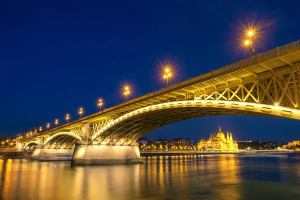 Margaret bridge at dusk in Budapest — Stock Photo, Image