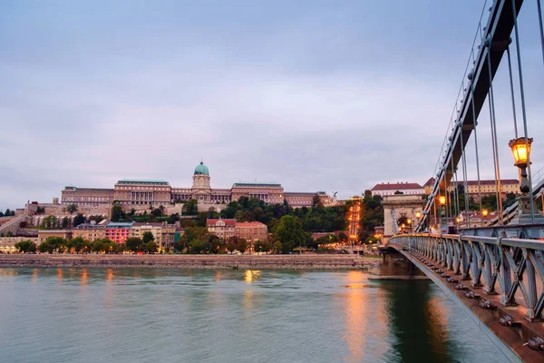 ブダペスト チェイン ブリッジと夜の高貴な宮殿 — ストック写真