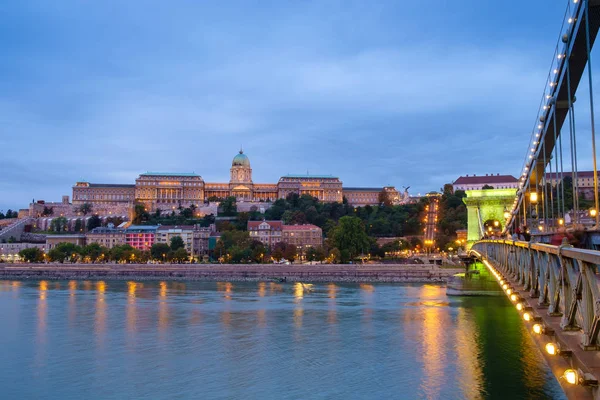 Budapešť Řetězový most a královský palác v noci — Stock fotografie