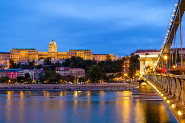 Budapešť Řetězový most a královský palác v noci — Stock fotografie