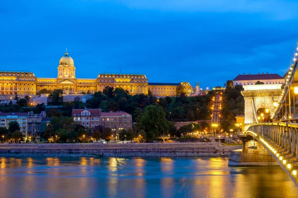 Βουδαπέστη γέφυρα των αλυσίδων και το βασιλικό παλάτι, τη νύχτα — Φωτογραφία Αρχείου