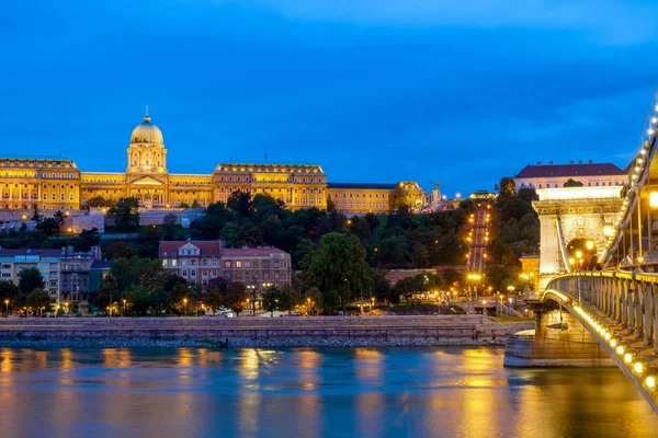 Ponte da Cadeia de Budapeste e palácio real à noite — Fotografia de Stock