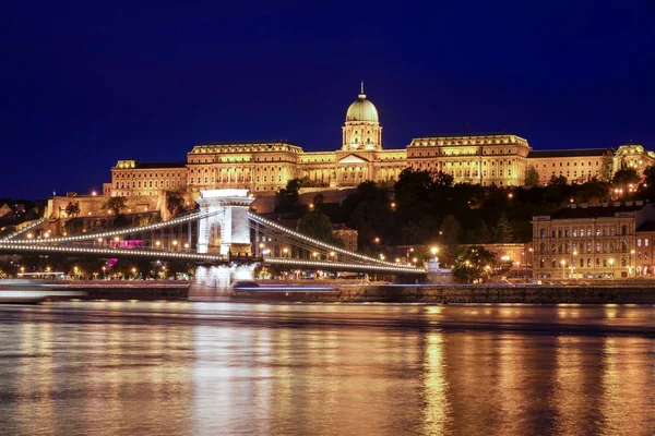 Βουδαπέστη γέφυρα των αλυσίδων και το βασιλικό παλάτι, τη νύχτα — Φωτογραφία Αρχείου