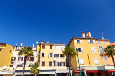 Rovinj eski bir evde renkli cephe