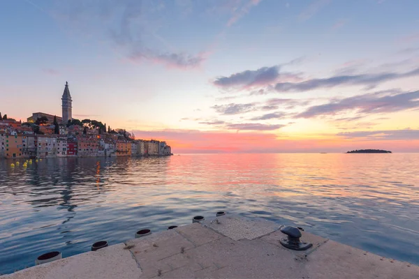 在罗维尼在克罗地亚亚得里亚海海岸 欧洲美丽的日落 — 图库照片