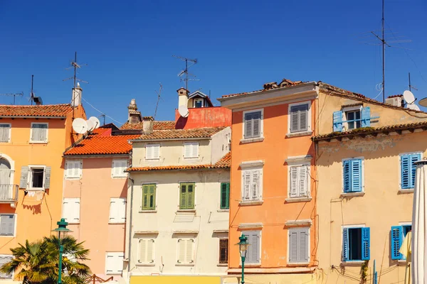 Colorful facade of an old house in Rovinj — Stock Photo, Image