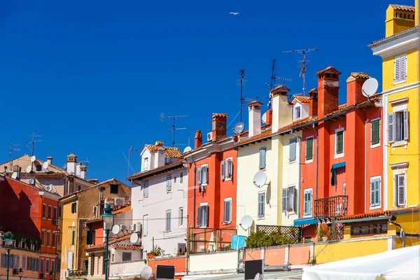 Bunte Fassade eines alten Hauses in Rovinj — Stockfoto