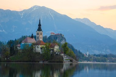 Gölde şaşırtıcı gün doğumu Kanadı