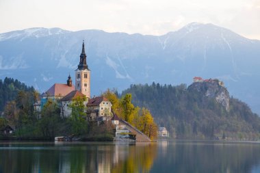Lake Bled şaşırtıcı güneş doğarken ilkbahar, Slovenya, Avrupa içinde