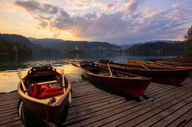 Geleneksel ahşap tekneler Pletna üzerinde Kilise Lake Bled, Slovenya adada backgorund. Europe.