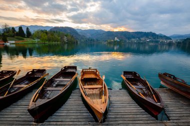 Bir pletna, geleneksel Slovenya tekne