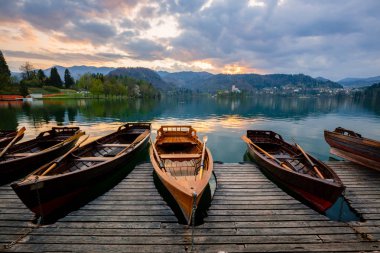 Geleneksel ahşap tekneler Pletna üzerinde Kilise Lake Bled, Slovenya adada backgorund. Europe.