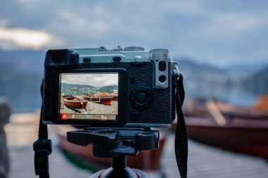 Açık havada photograpy çekim bir tripod üzerinde modern MILC kamera