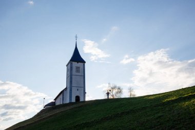 Saint Primoz kilise bir yamaca Bahar, Jamnik, Slovenya