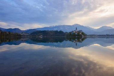 Gölde şaşırtıcı gün doğumu Kanadı