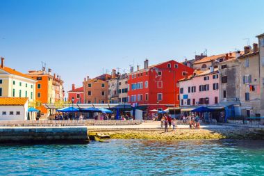 Rovinj eski bir evde renkli cephe