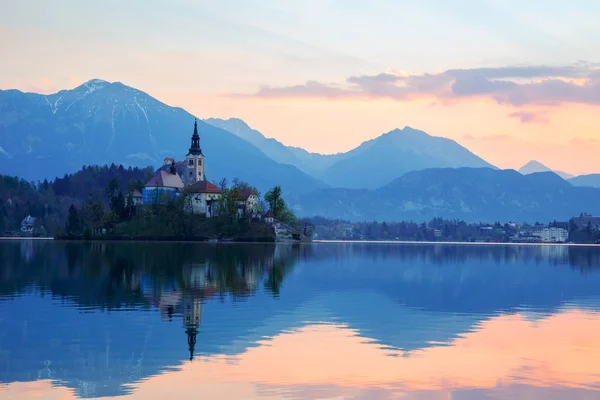 Increíble amanecer en el lago Bled — Foto de Stock