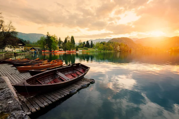 伝統的な木製ボート Pletna スロベニアのブレッド湖にある島で教会の Backgorund ヨーロッパ — ストック写真