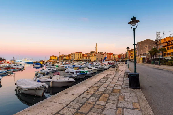 Haven en de jachthaven in de oude stad van Rovinj — Stockfoto