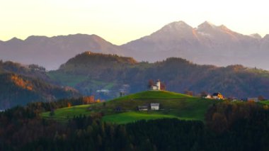 Pitoresk kilise, Sveti Tomaz Merkezi Slovenya tepenin üst kısmında.